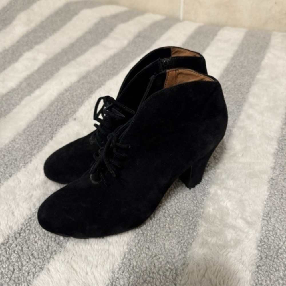 L' Amour Des Pieds "Florrie" Size 7.5M Solid Black Suede Booties - EUC